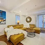 Апартаменти Hyper Centre . Terrasse Vue Mont Blanc . Parking *